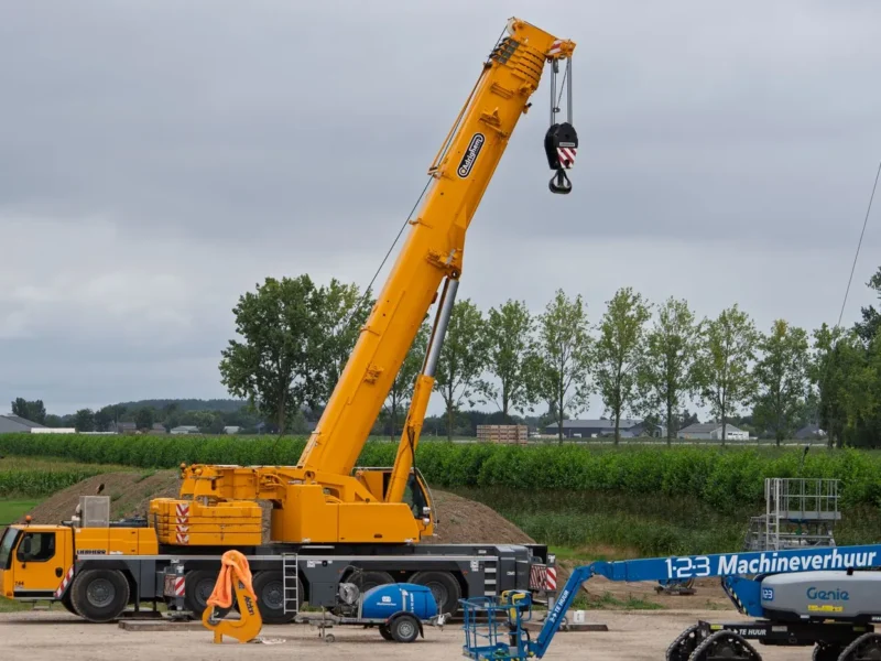 Crane Rental Rates in the UAE 2026: Full Pricing Guide by Crane Type and Tonnage - Red Tiger Cranes